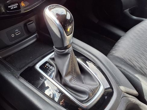 Used 2019 Nissan Rogue SV image 23