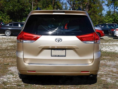 Used 2011 Toyota Sienna LE image 7