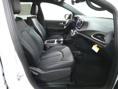 New 2026 Chrysler Voyager LX image 17