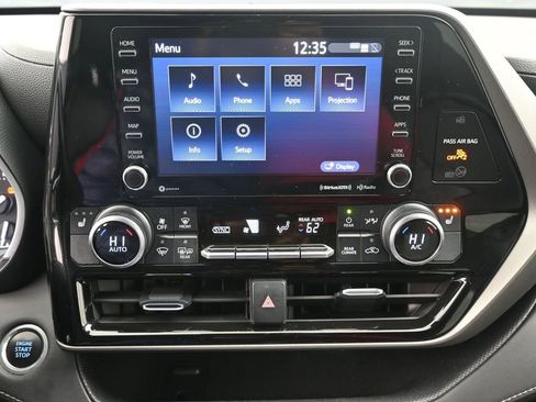 Used 2021 Toyota Highlander XLE image 12