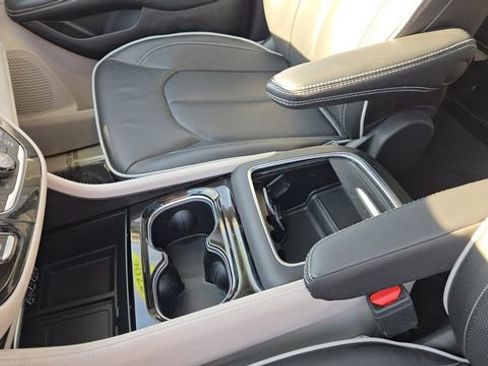 Certified 2022 Chrysler Pacifica Limited image 23