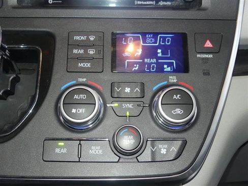 Used 2018 Toyota Sienna XLE Premium w/ Cargo Management Package image 37