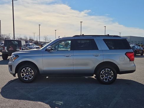 Used 2024 Ford Expedition XLT image 3