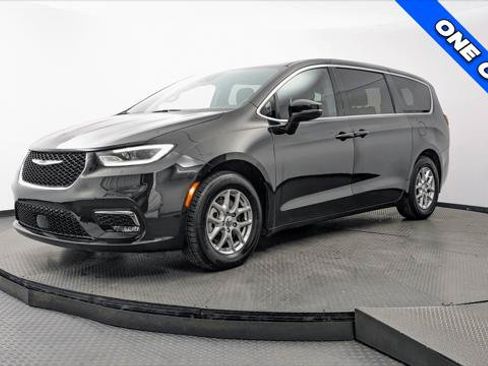 Used 2023 Chrysler Pacifica Touring FWD image 2