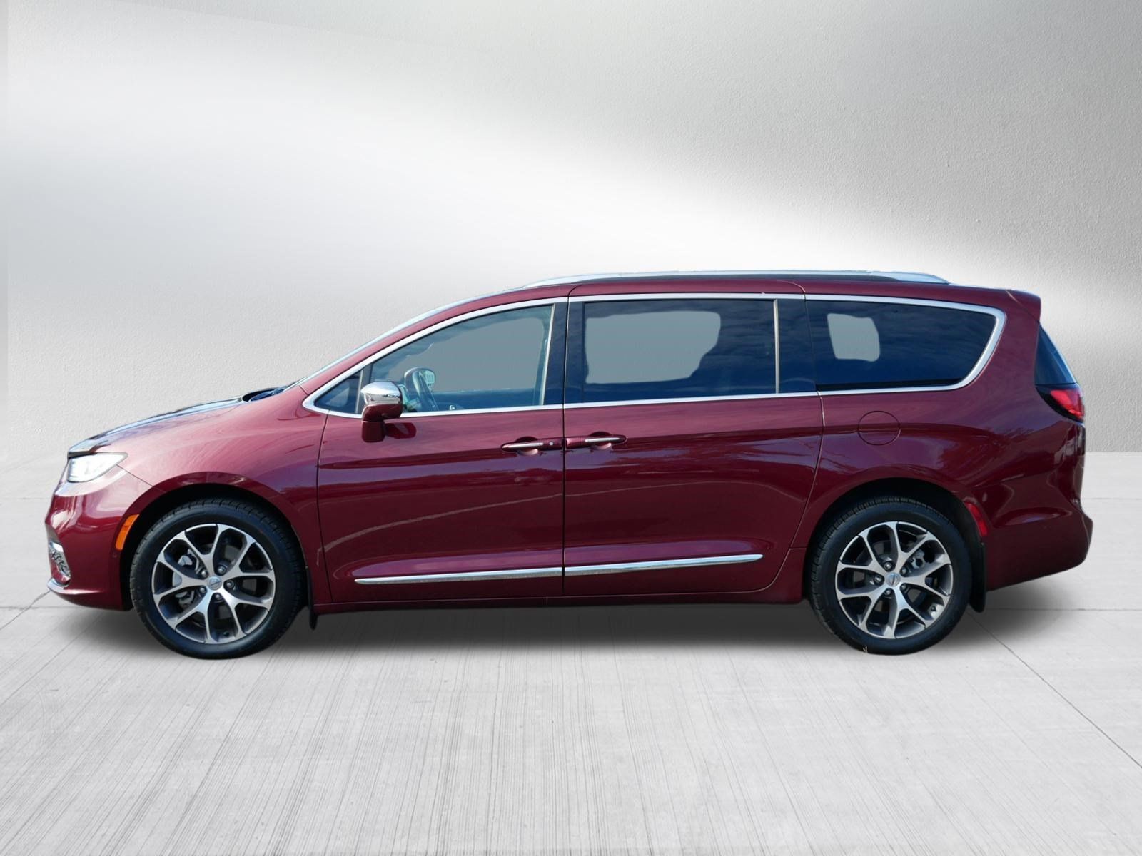 Used 2021 Chrysler Pacifica Limited w/ Uconnect Theater Family Group AWD/4WD image 4