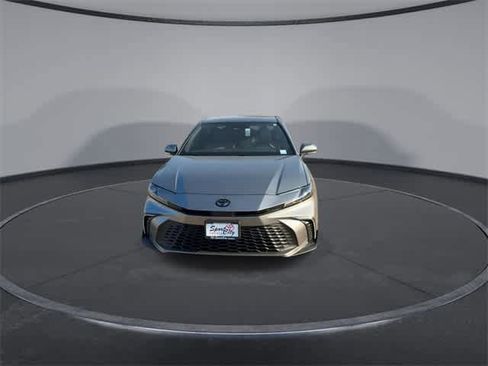 Used 2025 Toyota Camry SE image 3