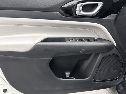 Used 2023 Jeep Compass Limited image 9