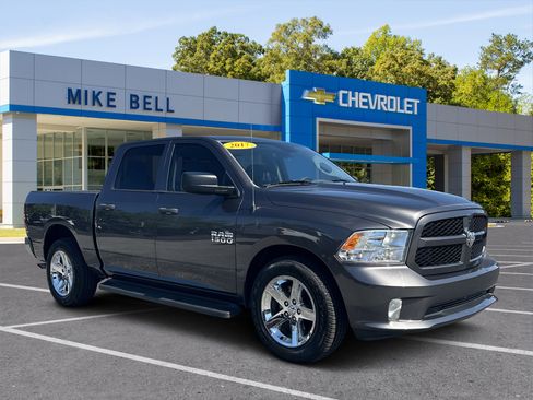 Used 2017 RAM 1500 Express RWD image 1