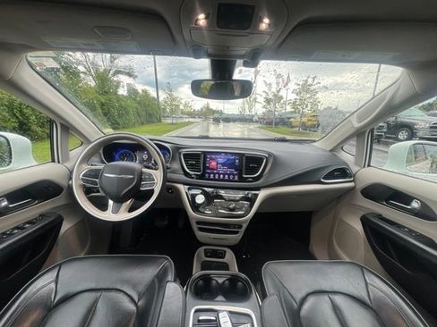 Used 2019 Chrysler Pacifica Limited FWD image 19