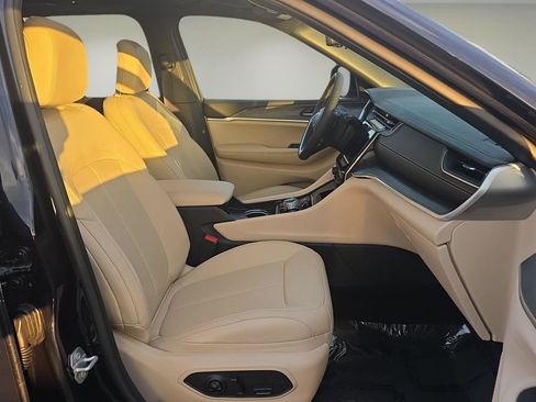 Used 2024 Jeep Grand Cherokee Limited w/ Luxury Tech Group II image 16