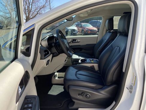 Used 2024 Chrysler Pacifica Touring-L image 11