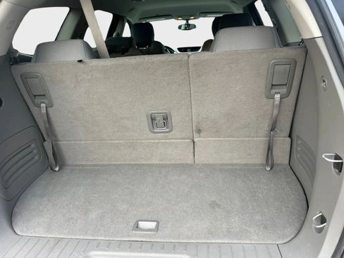 Used 2017 Chevrolet Traverse LT w/ Style and Technology Package FWD image 12