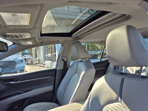 Used 2022 Toyota Camry SE image 11