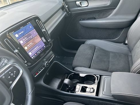 Certified 2025 Volvo XC40 B5 Plus image 19