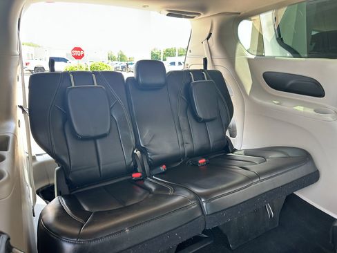 Used 2024 Chrysler Pacifica Touring-L FWD image 37