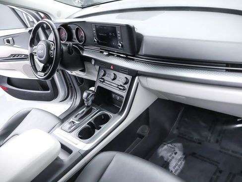 Used 2022 Kia Carnival LX image 23