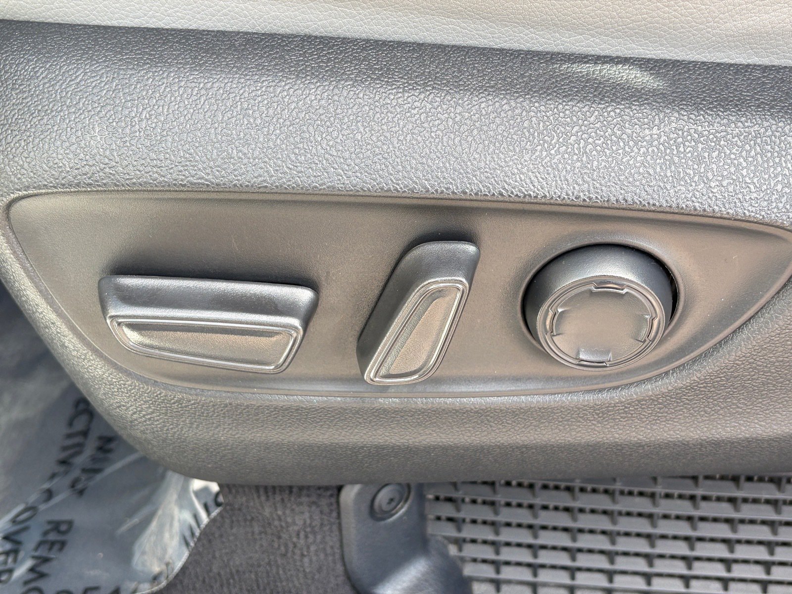 Used 2023 Toyota Sienna XLE FWD image 30