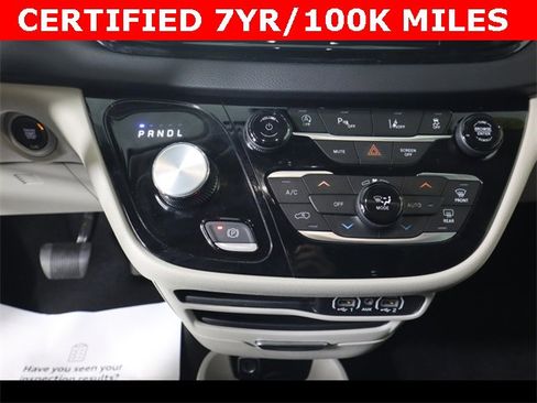 Used 2023 Chrysler Pacifica Touring-L image 26
