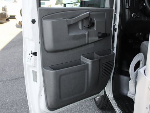 Used 2016 Chevrolet Express 4500 w/ Chrome Appearance Package image 15