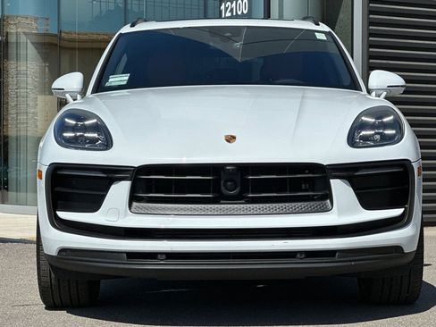 Used 2025 Porsche Macan image 11