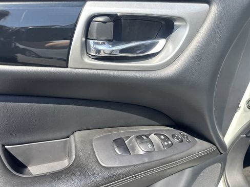 Used 2020 Nissan Pathfinder SV image 13