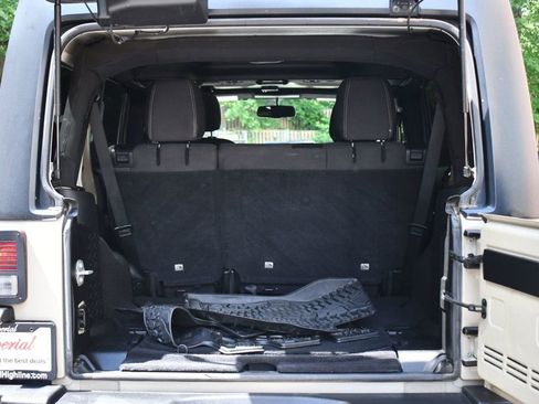 Used 2018 Jeep Wrangler Unlimited Rubicon w/ Cold Weather Group image 18