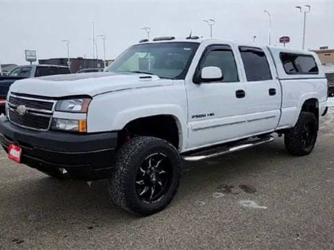 Used 2005 Chevrolet Silverado 2500 LT w/ Heavy-Duty Power Package image 4