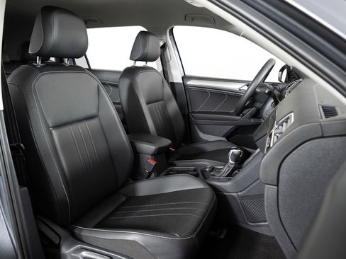 Used 2023 Volkswagen Tiguan SE image 28