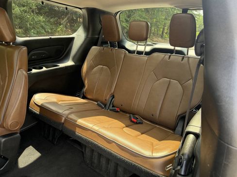 Used 2019 Chrysler Pacifica Limited w/ Advanced Safetytec Group FWD image 17