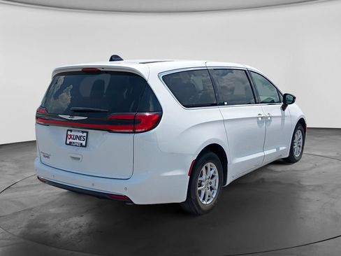 Used 2024 Chrysler Pacifica Touring-L FWD image 9