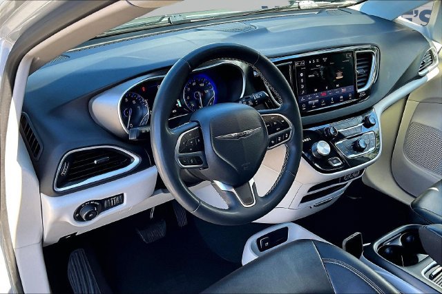 Used 2024 Chrysler Pacifica Touring-L FWD image 17