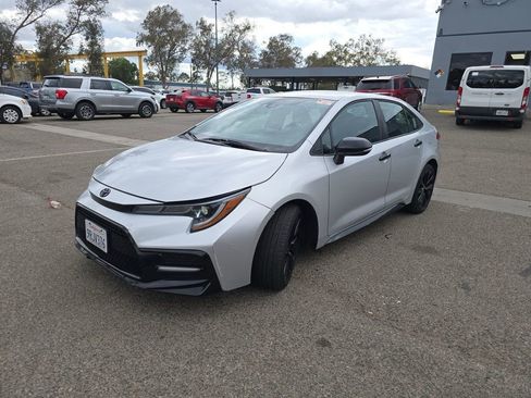 Used 2022 Toyota Corolla SE image 2