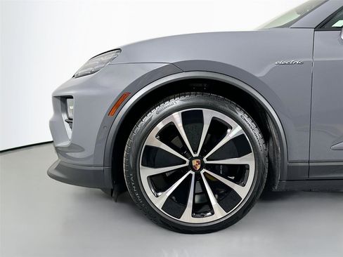 Certified 2025 Porsche Macan 4 Electric AWD/4WD image 11