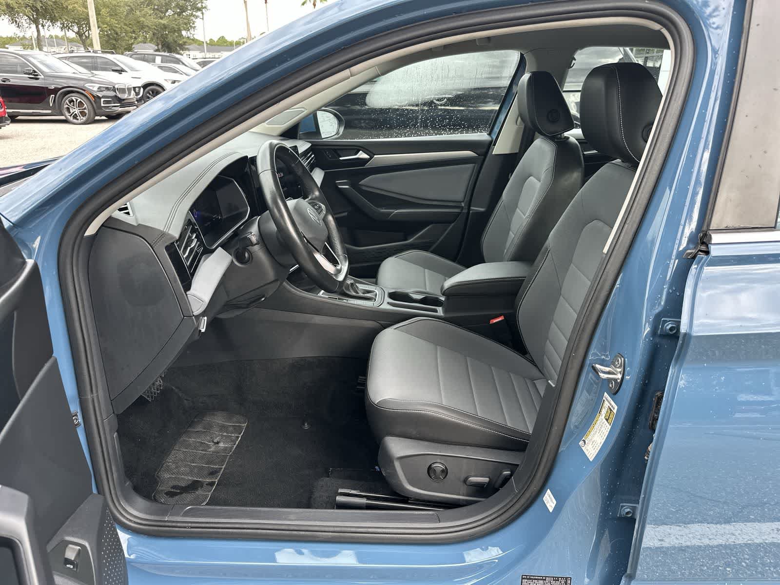 Used 2025 Volkswagen Jetta SE FWD image 2