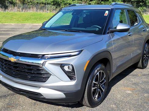 Used 2025 Chevrolet TrailBlazer LT w/ Convenience Package FWD image 3