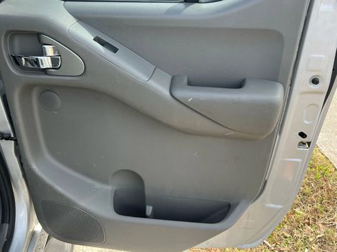 Used 2012 Nissan Frontier SL w/ Moonroof Pkg image 21