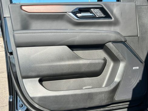 New 2025 GMC Yukon XL Denali w/ Denali Reserve Package image 19