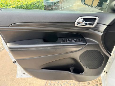 Used 2020 Jeep Grand Cherokee Altitude image 11