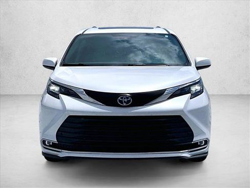 Used 2024 Toyota Sienna XLE FWD image 3
