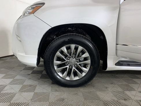 Used 2017 Lexus GX 460 Luxury w/ Preferred Accessory Package image 12