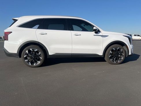 Used 2025 Kia Sorento EX w/ Panoramic Sunroof Package image 4