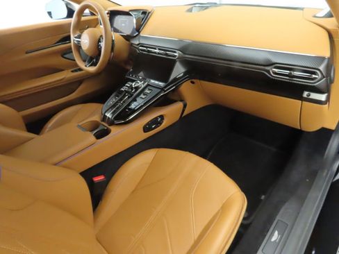 Used 2025 Aston Martin V8 Vantage Coupe image 18
