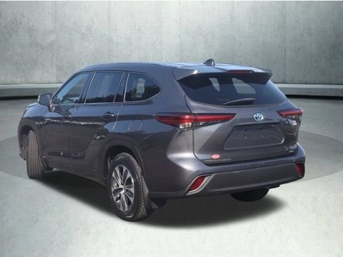 Used 2020 Toyota Highlander XLE AWD/4WD image 19