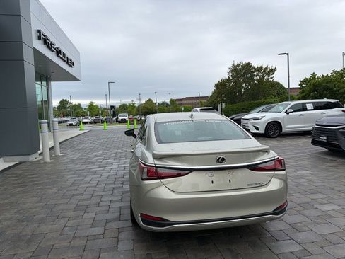 Certified 2025 Lexus ES 300h w/ Technology Package FWD image 13