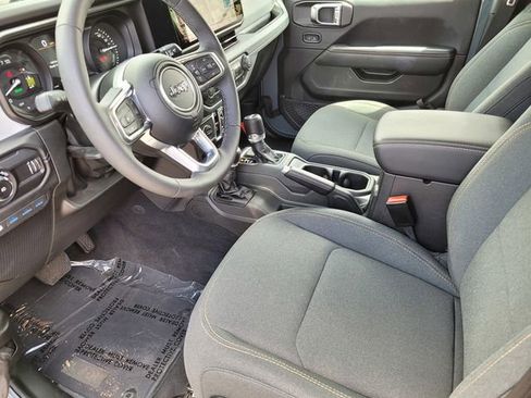 Used 2025 Jeep Wrangler Unlimited Sahara AWD/4WD image 16