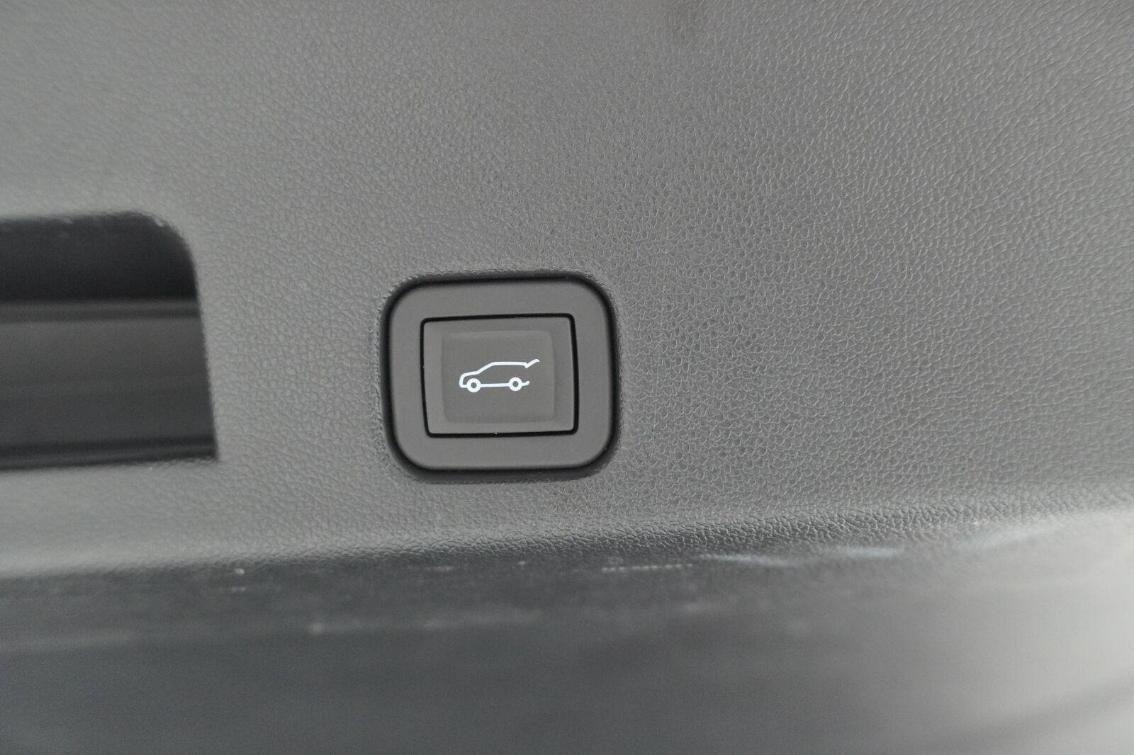 Used 2025 Chevrolet Traverse RS w/ LPO, Floor Liner Package FWD image 40