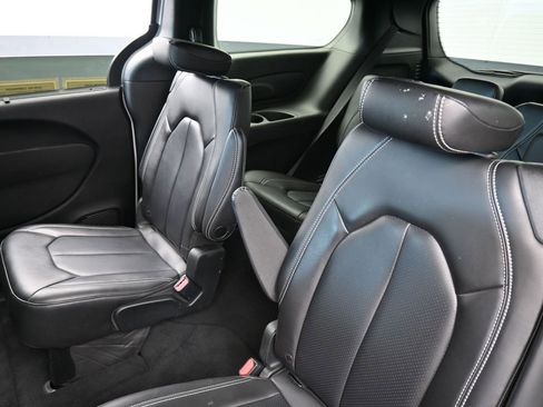 Used 2023 Chrysler Pacifica Touring-L w/ S Appearance Package image 35