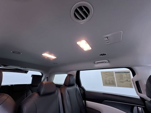 Used 2024 Kia Carnival LX FWD image 40
