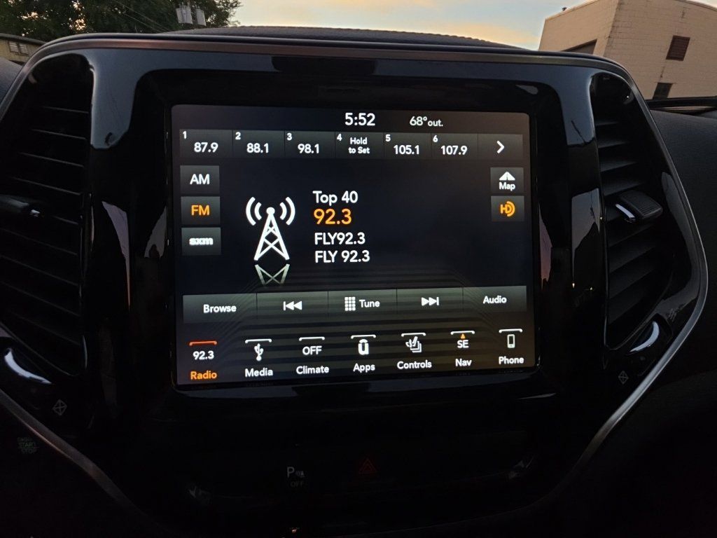 Used 2019 Jeep Cherokee Limited w/ Luxury Group AWD/4WD image 19