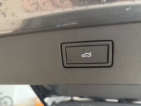 Used 2025 Volkswagen Tiguan SE R-Line image 29